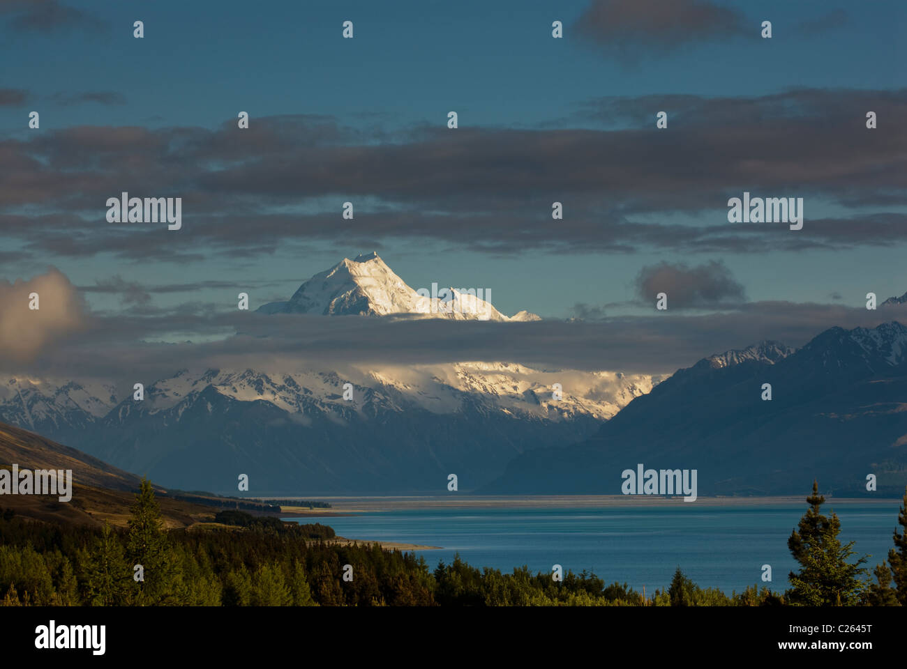 Early morning Aoraki Mt Cook, seen across Lake Pukai from Peters Lookout, South Island of New Zealand Stock Photo