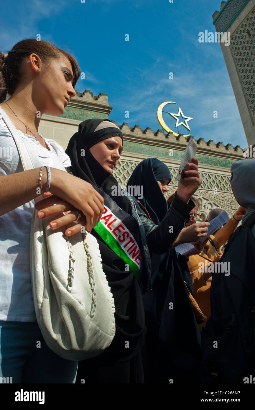 Paris, France, Muslims, Veiled Women in Hijabs, Demonstrating Against Islamophobia, Outside, 'Mosquee de Paris' muslim france Stock Photo