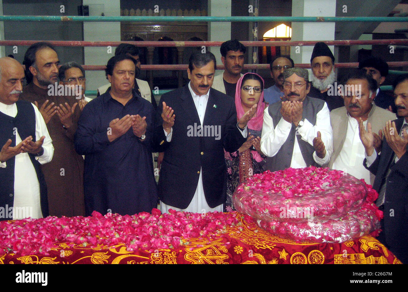 Prime Minister, Syed Yousuf Raza Gilani offers Dua (pray) at the Grave of Zulfiqar Ali Bhutto Founder of Peoples Party (PPP) Stock Photo
