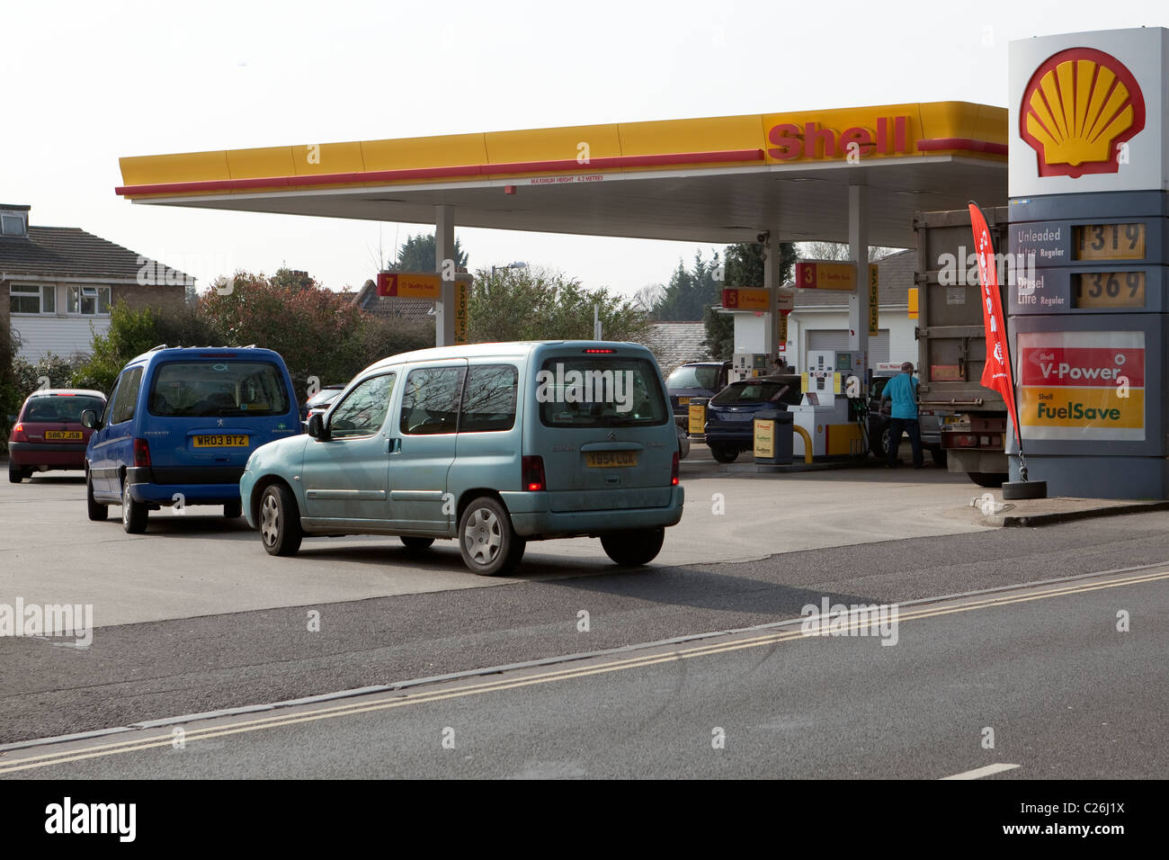 shell garage tobacco prices Shell gas station fuel prices hi-res stock photography and images - Page 3