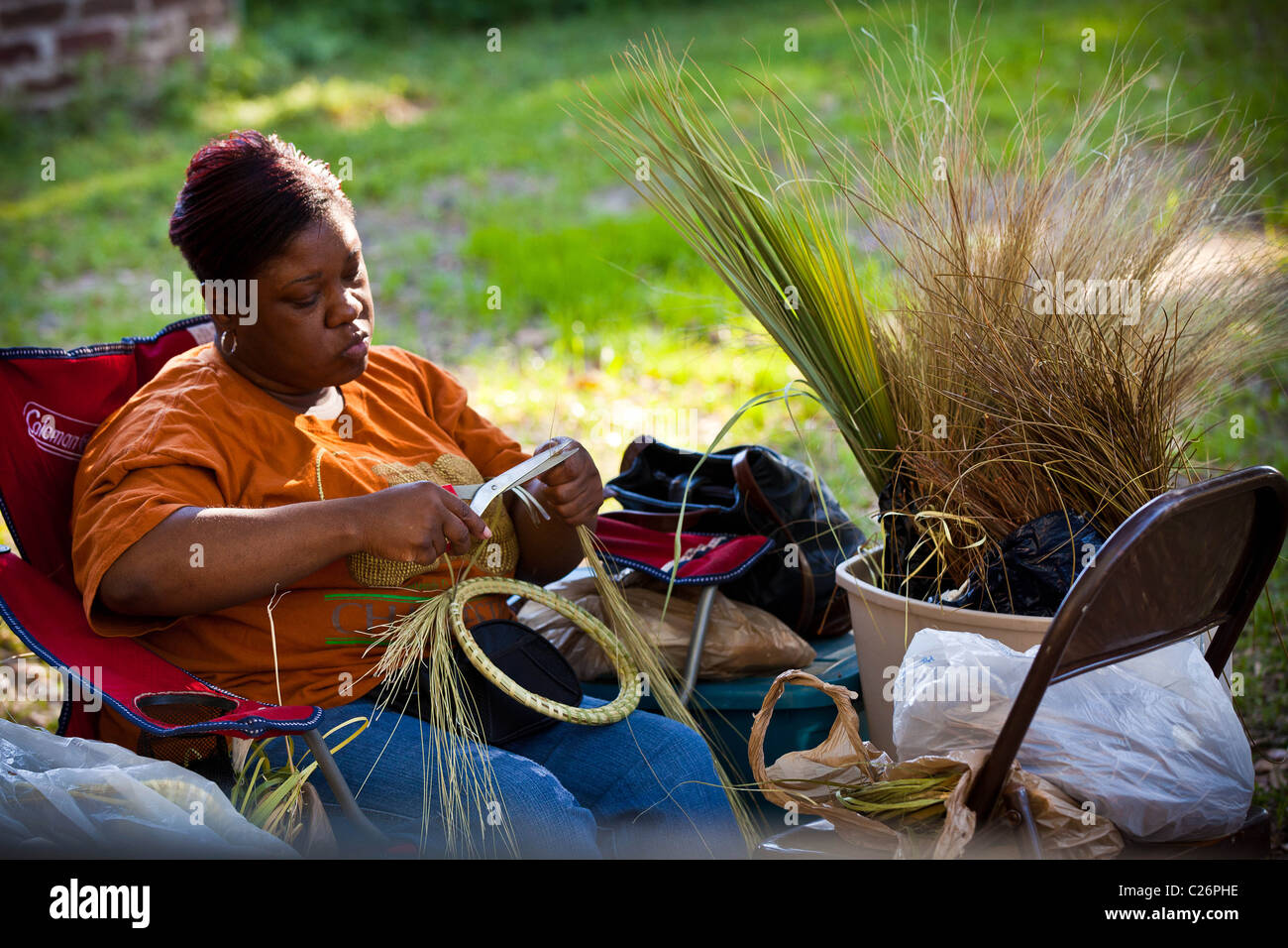 Weaving sweetgrass basket charleston hires stock photography and images Alamy