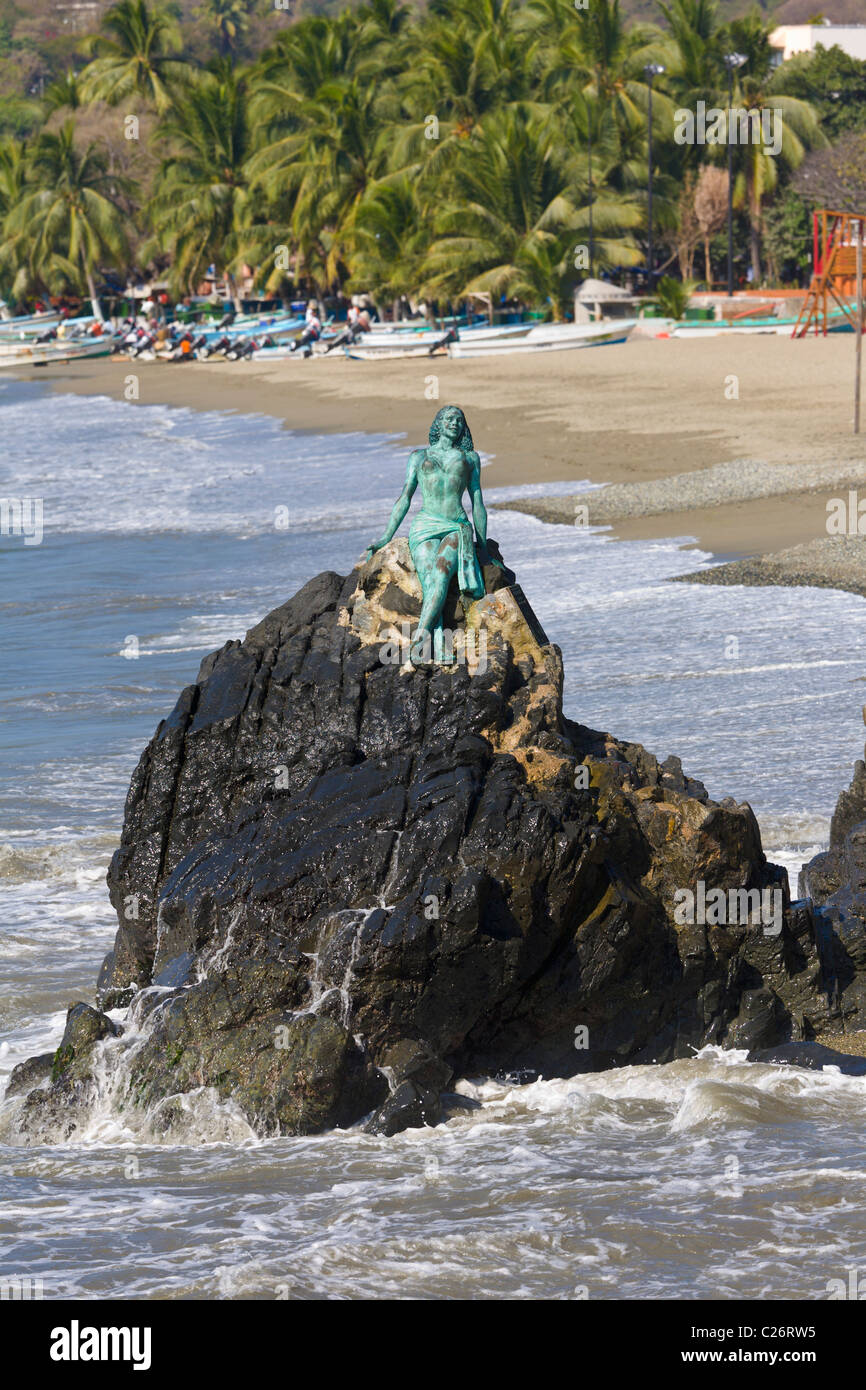 Statue and beach at Zihuatanejo, Guerrero, Mexico Stock Photo Alamy