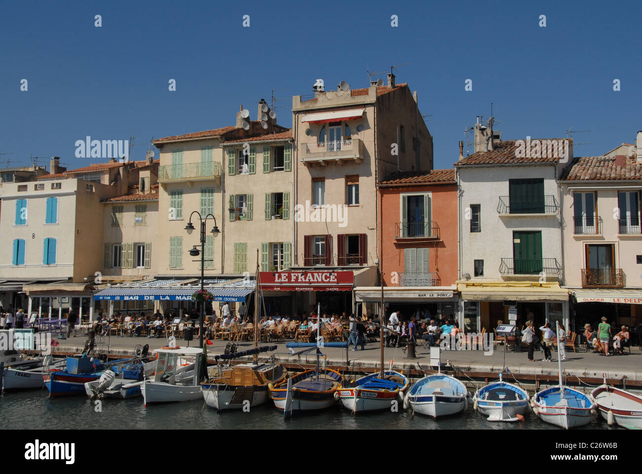 France, Provence, Bouches du Rhône: quai Baux at the port of Mediterrean fishing town Cassis is lined with bars and restaurants Stock Photo