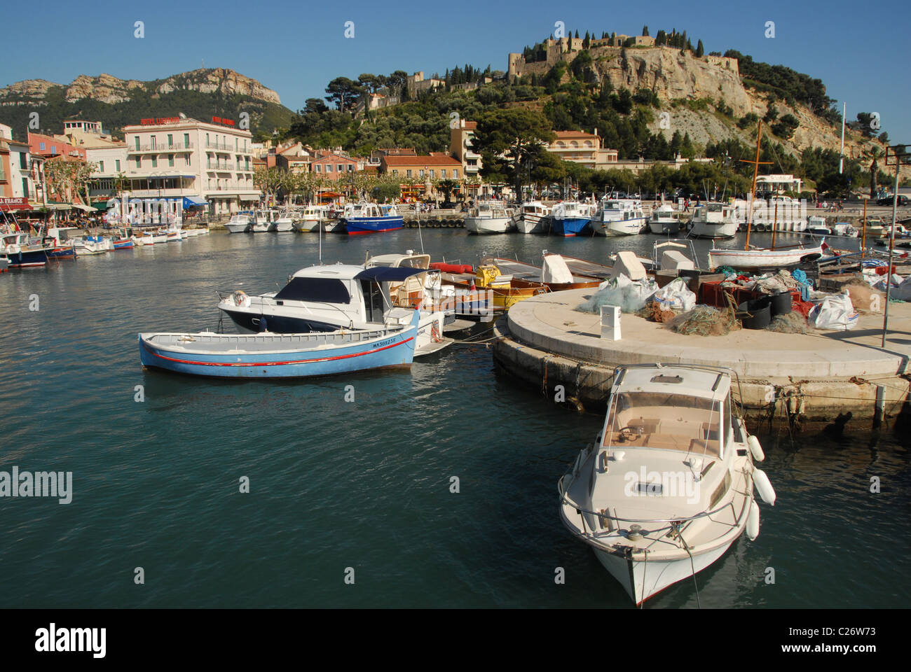 F/Provence/Bouches du Rhône: the Mediterranean port of Cassis dominated by Château Michelin on rocky Cape Canaille Stock Photo
