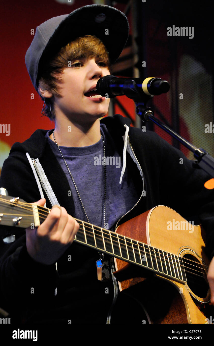 Justin Bieber performs a free concert for fans at Universal CityWalk in ...