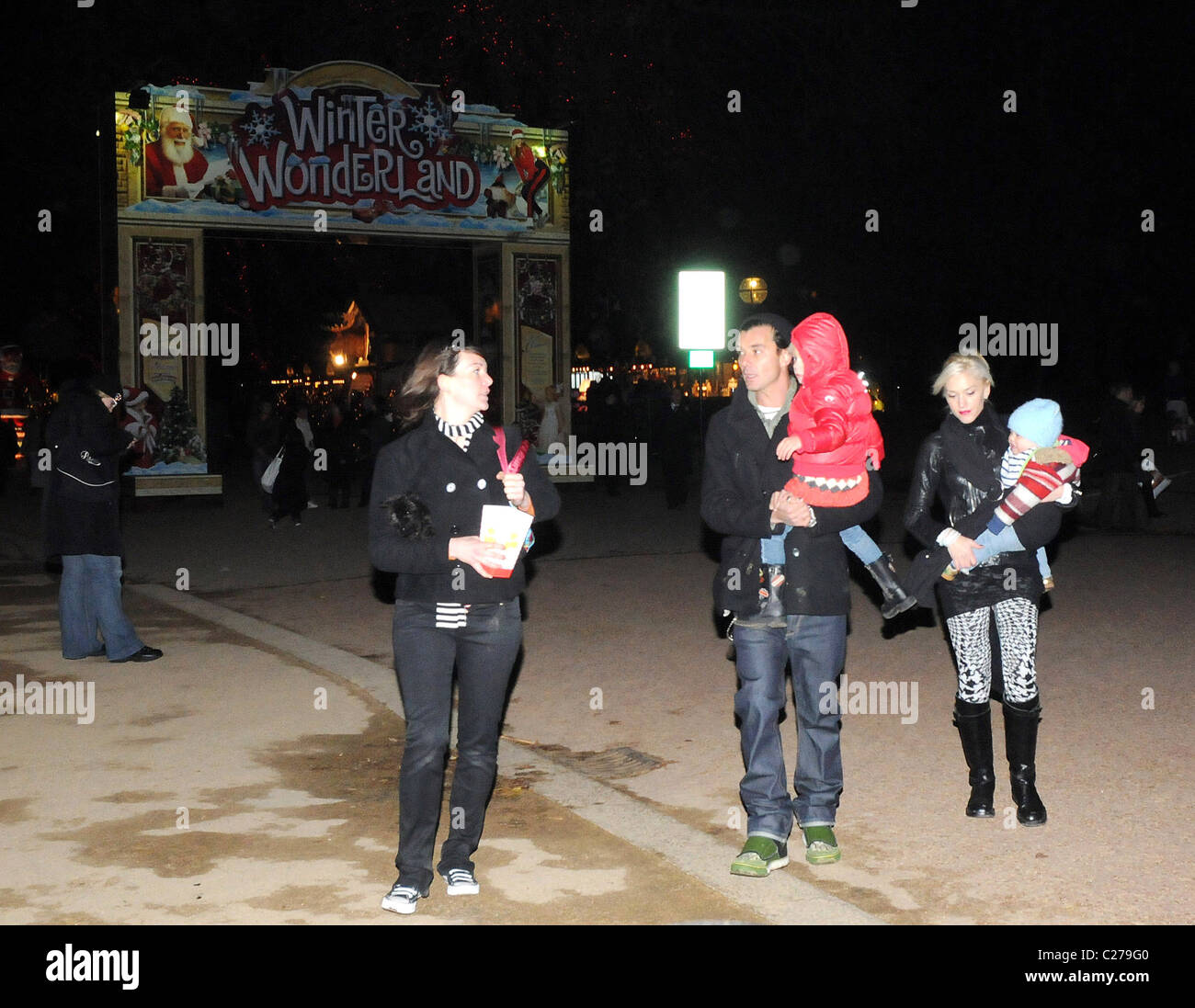 Gwen Stefani, Gavin Rossdale with children Kingston and Zuma leaving(01)
