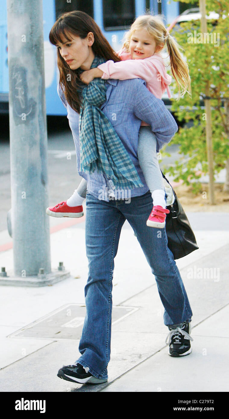 Jennifer Garner Gives Her Daughter, Violet Affleck, A Piggyback Ride ...