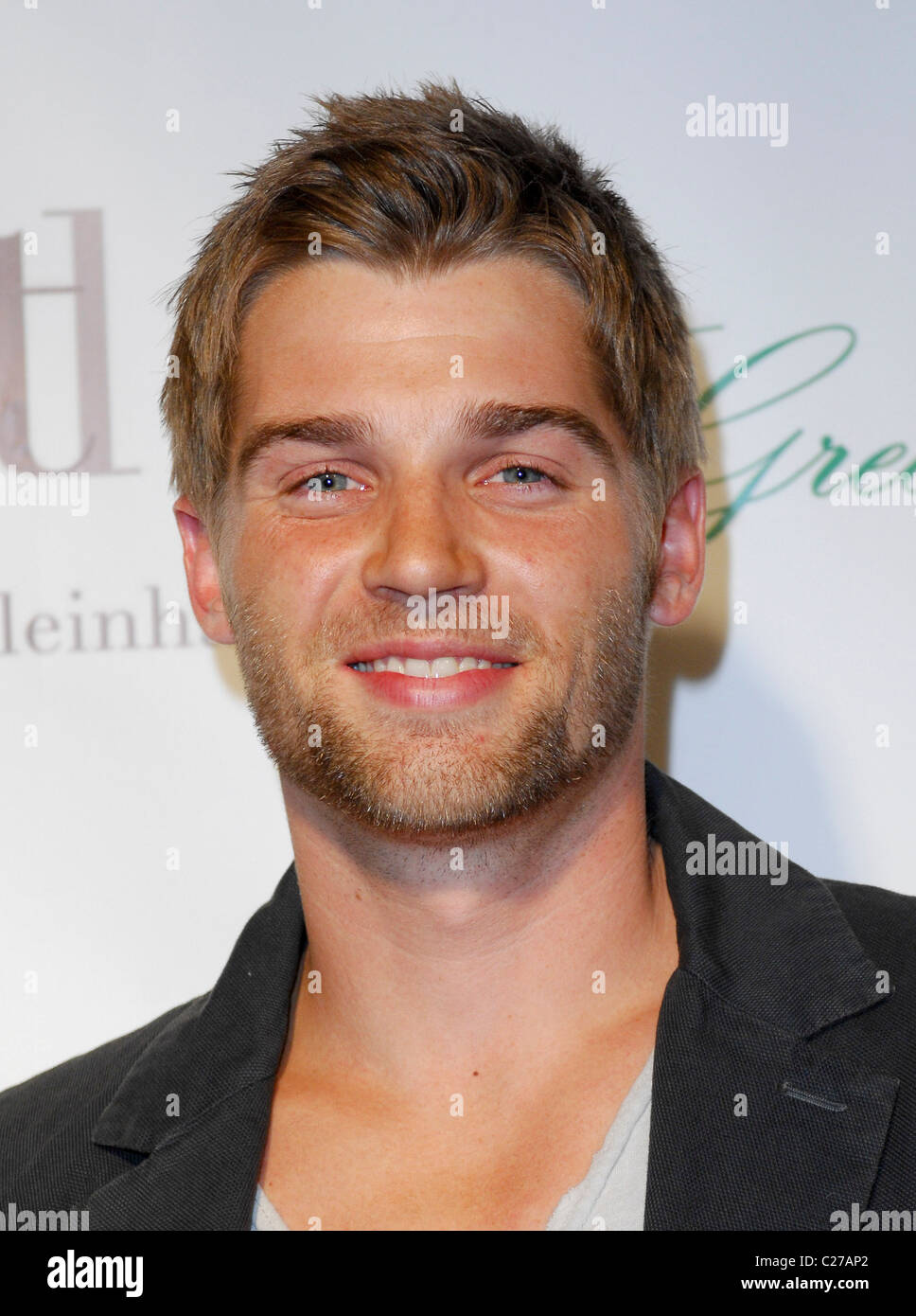 Mike Vogel Across the Hall premiere Los Angeles, California 01.12.09