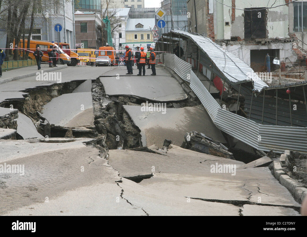 Новости катаклизмы сегодня. Провал грунта в Москва Сити. Землетрясение в Сочи 2022. Провал грунта в горах. Землетрясение 2022 года в мире.