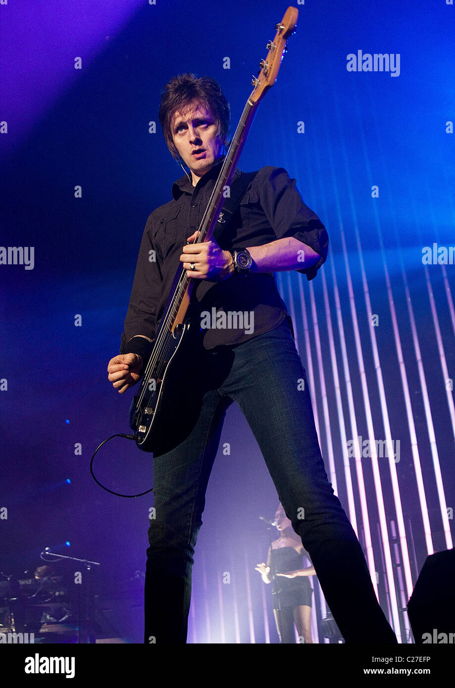 Eddie Duffy of Simple Minds in at Manchester MEN Manchester, - 03.12.09 Sakura Stock Photo - Alamy