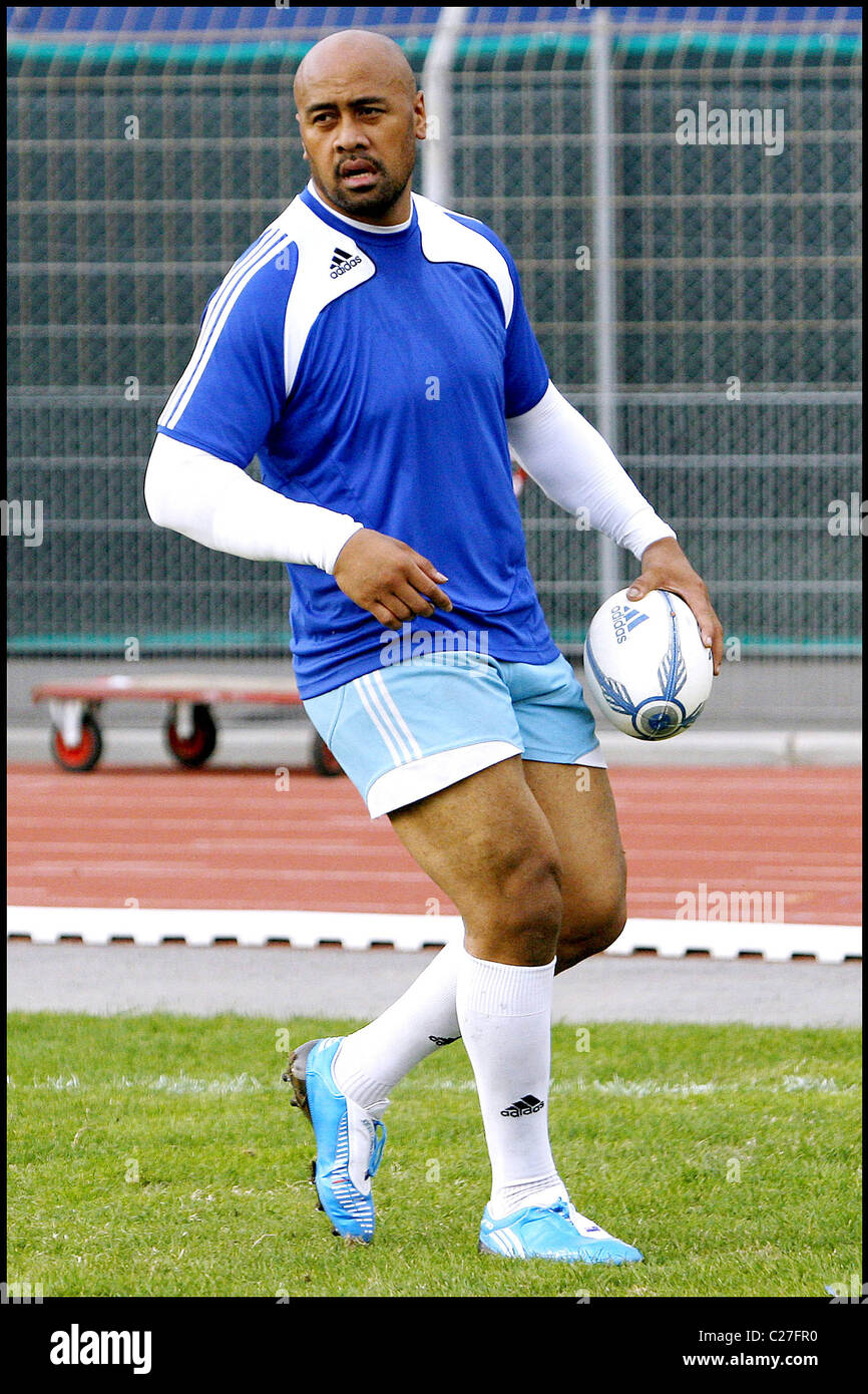 Jonah Lomu warms up ahead of his first match with his new team Marseille  Vitrolles against Montmelian. Marseille Vitrolles went Stock Photo - Alamy