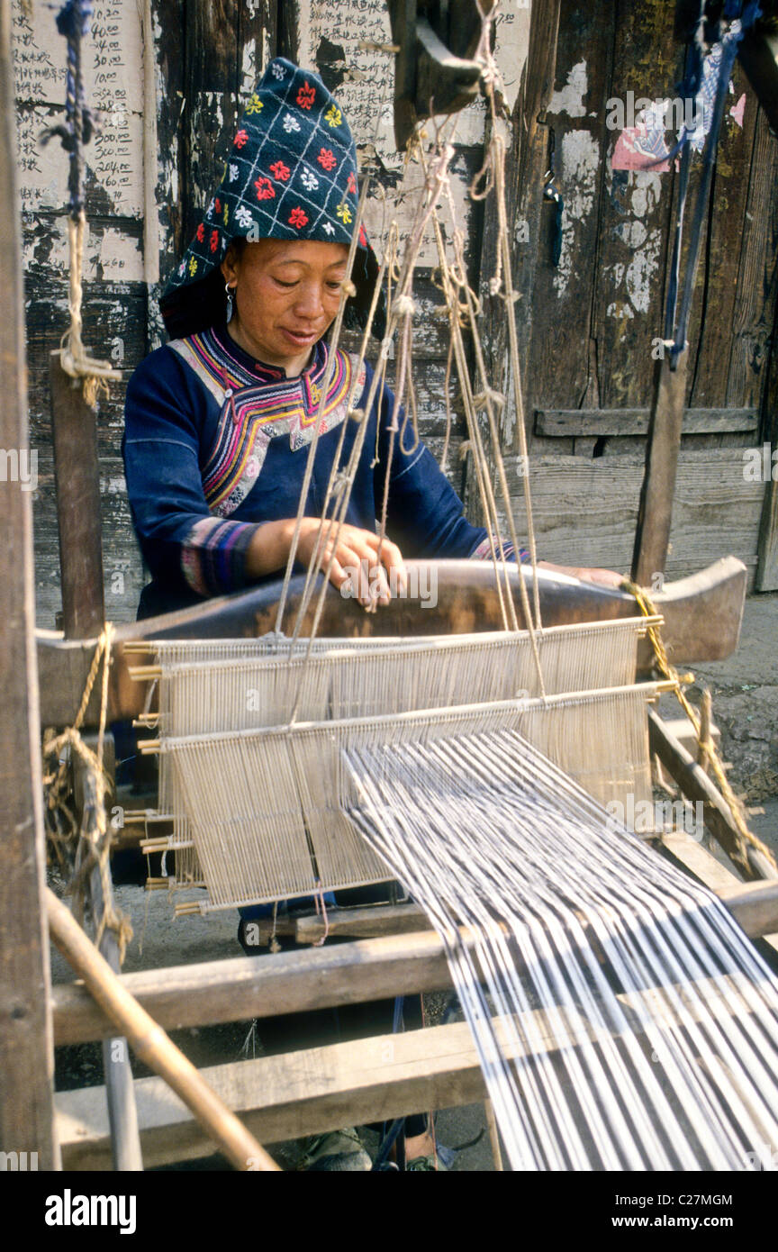 Small Flower Miao woman weaving on loom, Gaodou, Guizhou, China Stock Photo