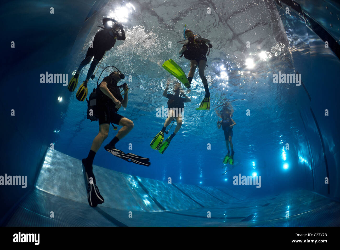 A scuba diving training session in a swimming pool (France). Entraînement à la plongée sous-marine en piscine (France). Stock Photo
