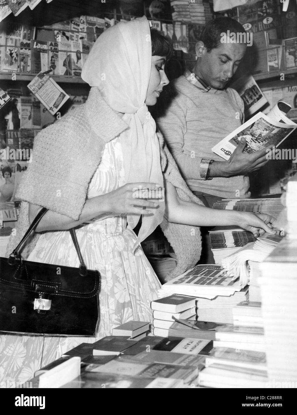 Actress Elizabeth Taylor shops for newspaper Stock Photo