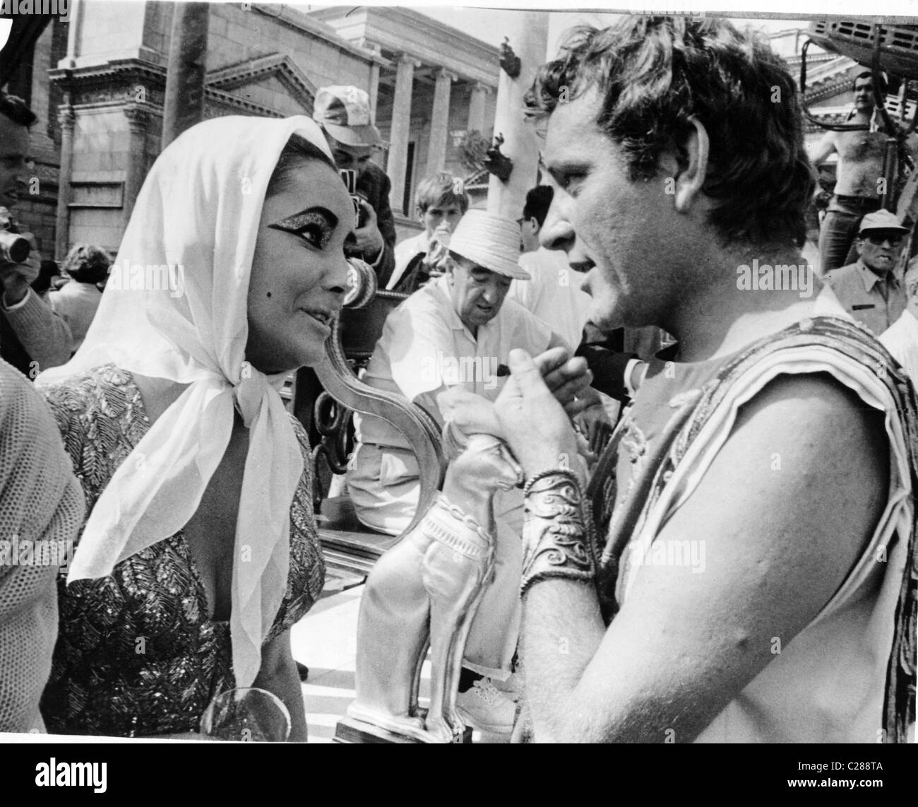 Elizabeth Taylor and Richard Burton on set of 'Cleopatra' Stock Photo