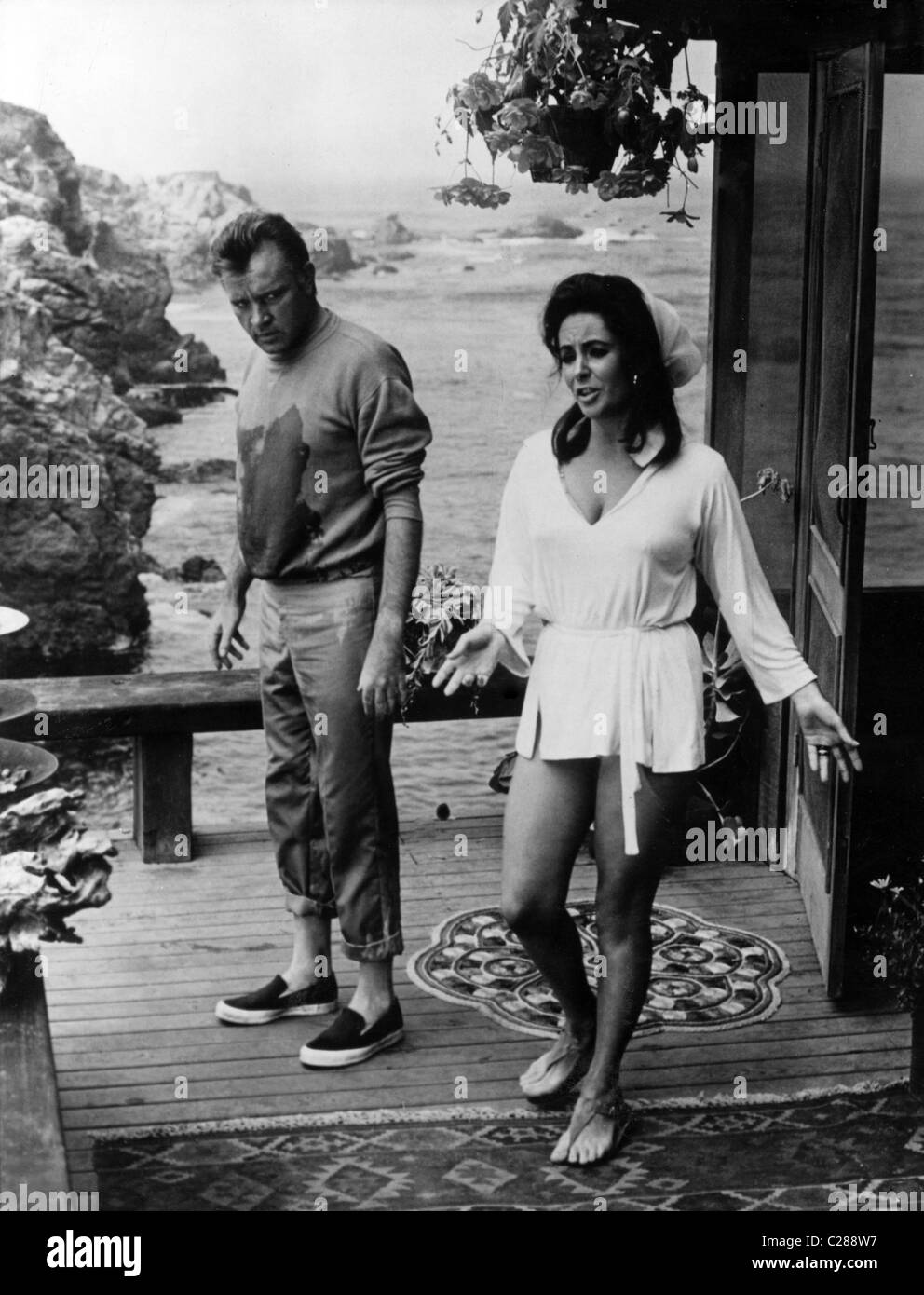 Elizabeth Taylor and Richard Burton relax at home Stock Photo