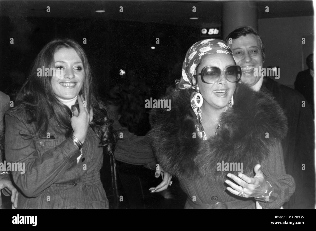 Actress Elizabeth Taylor in fur coat and sunglasses Stock Photo
