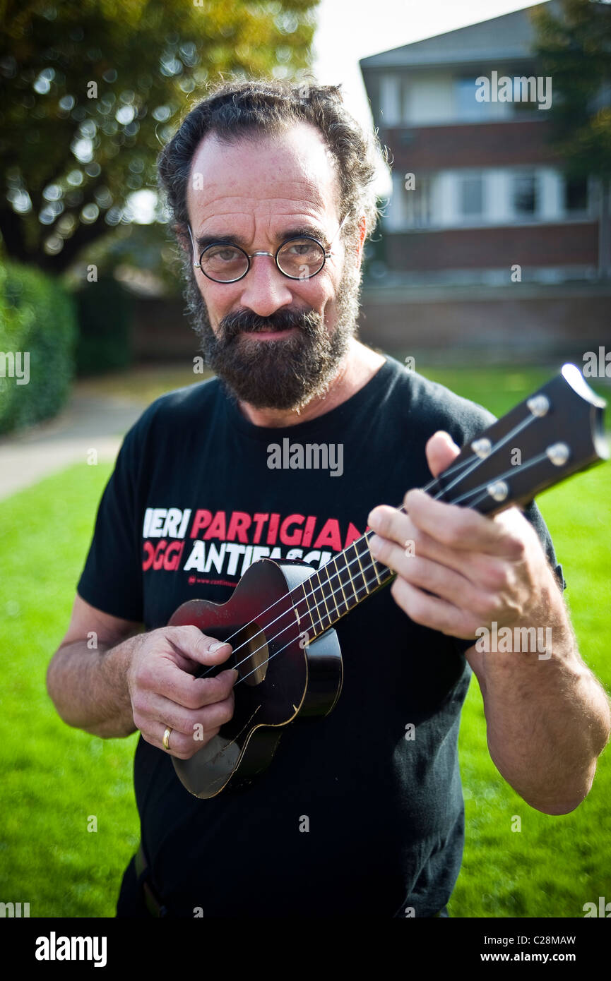 Portrait of American musician Bob Brozman, ukulele player at the Wukulele Festival, Worthing, West Sussex, UK Stock Photo