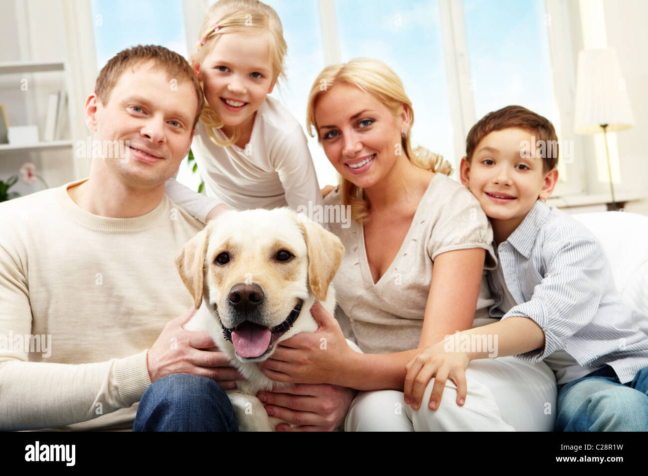 Семья с собакой. Собаки в семью. Домашние животные и человек. Семья с собакой. Красивая семья с собакой.