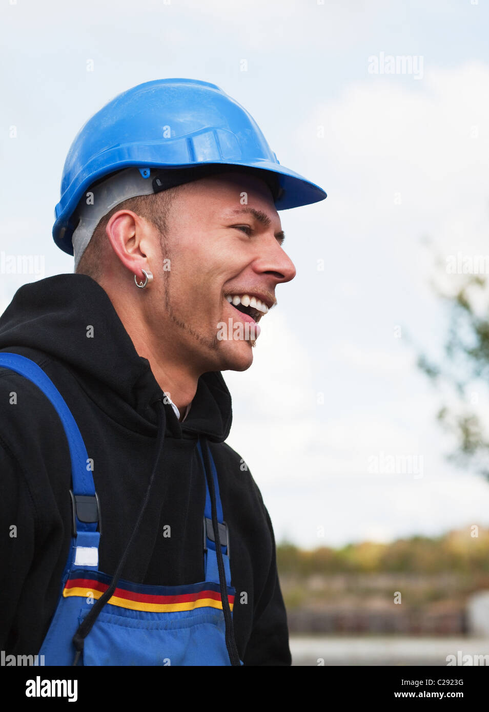 веселый человек. радостные лица людей. веселый человек. улыбающийся человек. человек радостный.