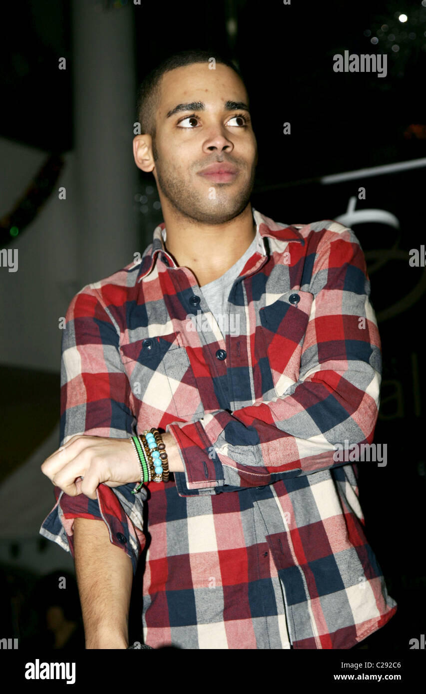 Danyl Johnson holds a free concert at the Broad Street Mall in his home