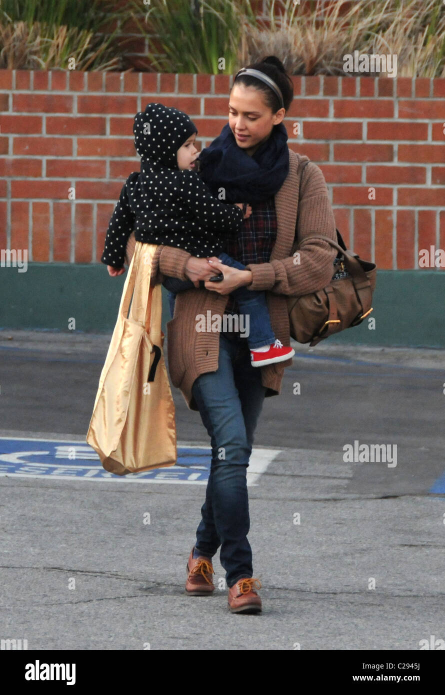 Jessica Alba carries daughter Honor Marie Warren as she returns to her(00)