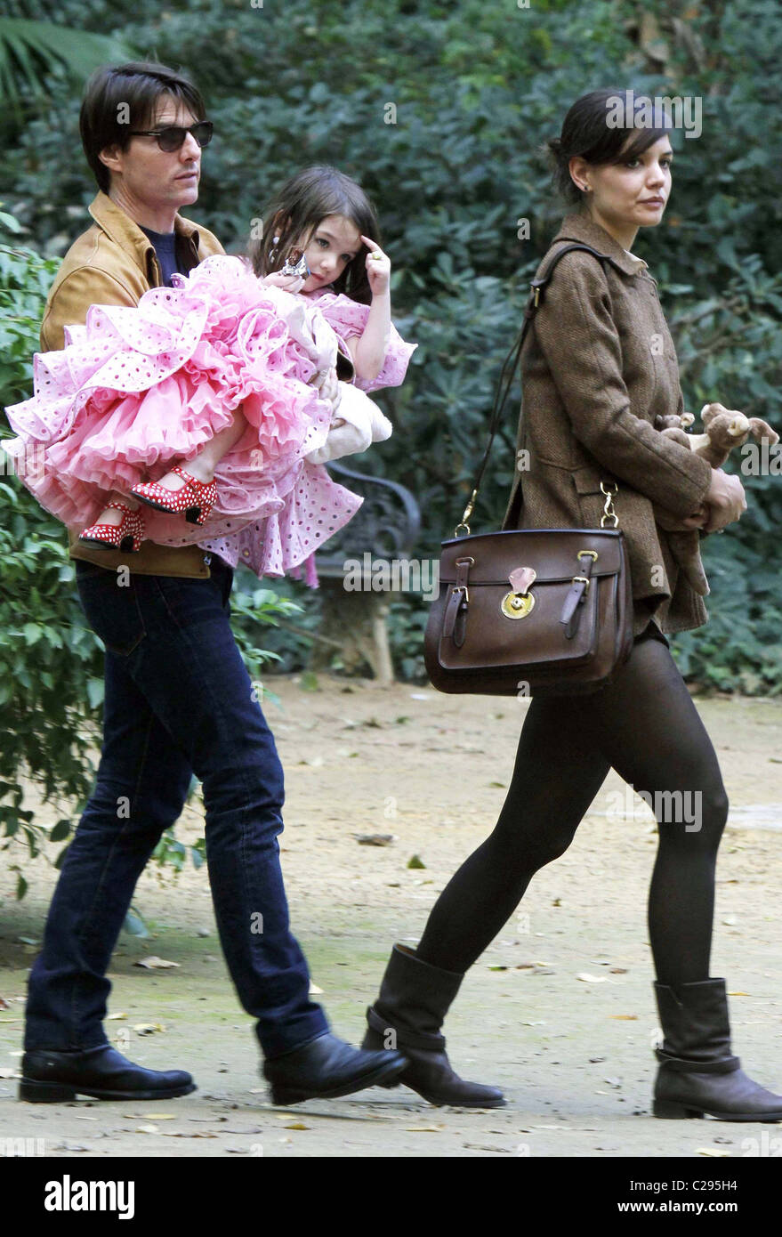 Katie Holmes, Tom Cruise and Suri Cruise at a park in Sevilla Seville,  Spain - 07.12.09 Stock Photo - Alamy