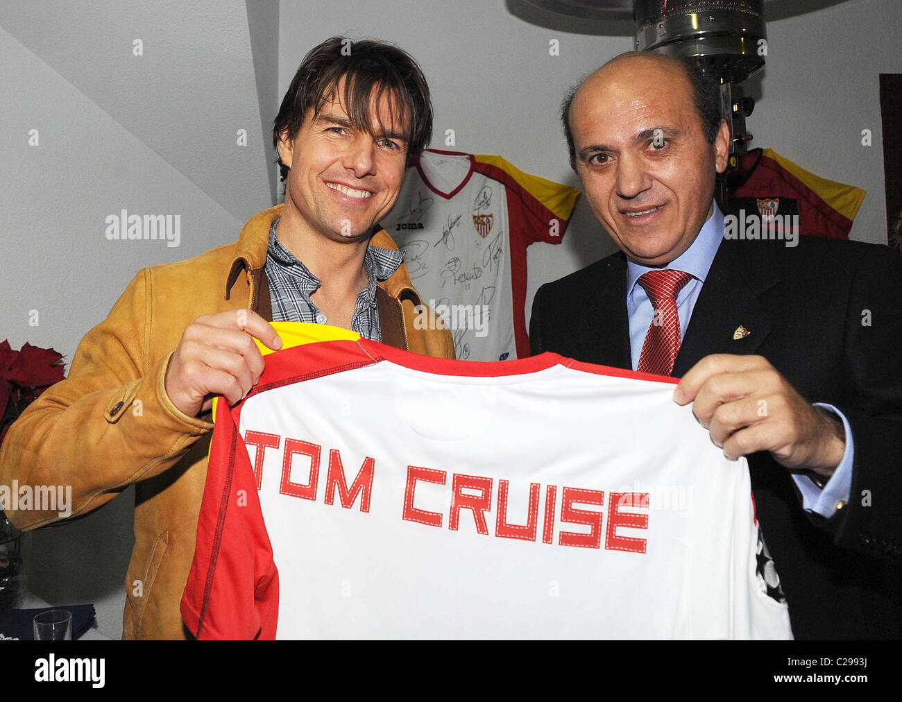 President of Sevilla FC, Jose Maria Del Nido presents Tom Cruise with a FC  Sevilla Soccer shirt with his name printed on the Stock Photo - Alamy