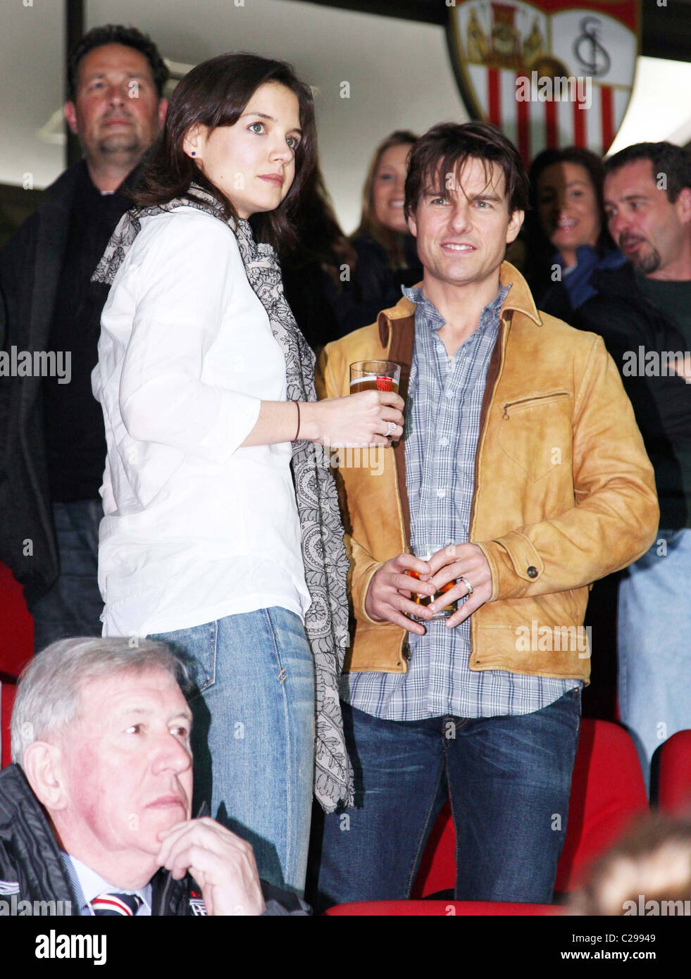 Katie Holmes, Tom Cruise enjoy a beer as they watch a soccer match between  Sevilla and Glasgow Rangers at the Sanchez Pijian Stock Photo - Alamy