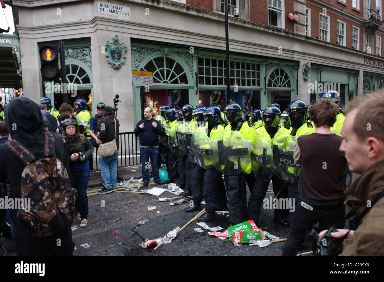 Police outside Fortnum and Mason during the 'March for the Alternative' rally. London, UK. 26/03/2011 Stock Photo