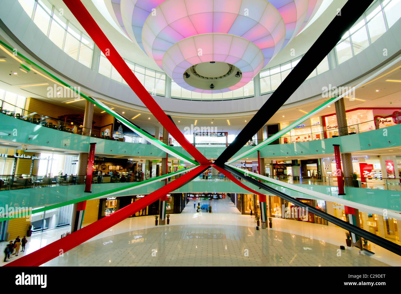 Dubai mall biggest shopping mall hi-res stock photography and images ...