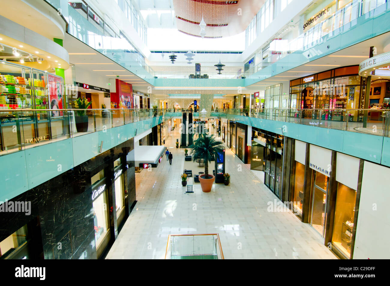 Dubai mall biggest shopping mall hi-res stock photography and images ...