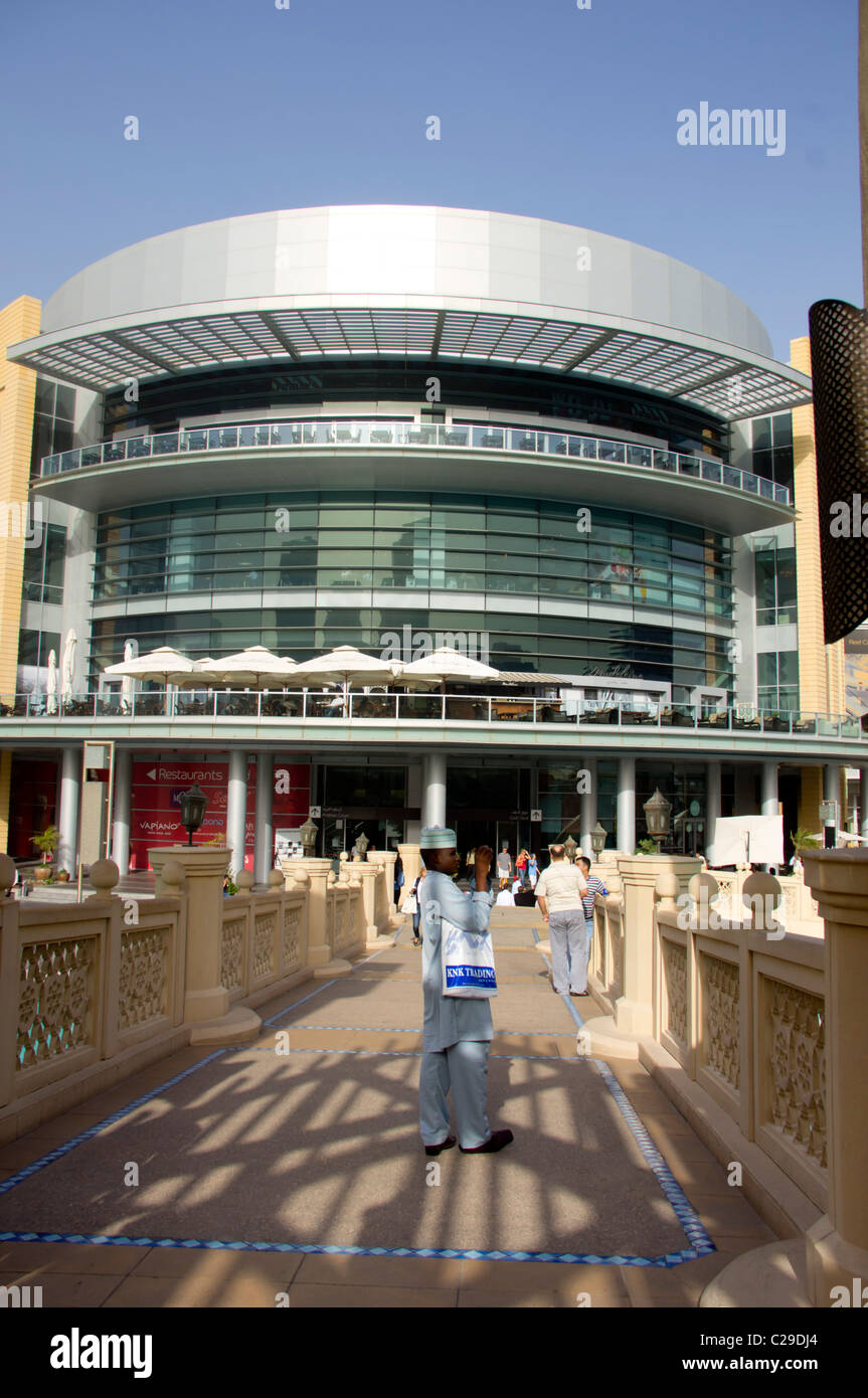 Dubai mall biggest shopping mall hi-res stock photography and images ...