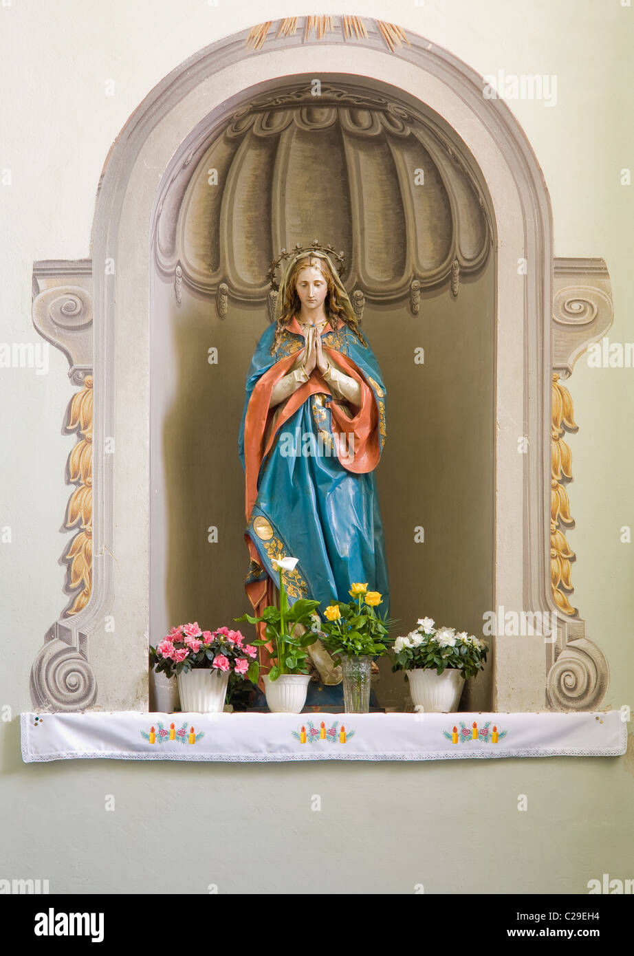 Small sculpture of mary hi-res stock photography and images - Alamy