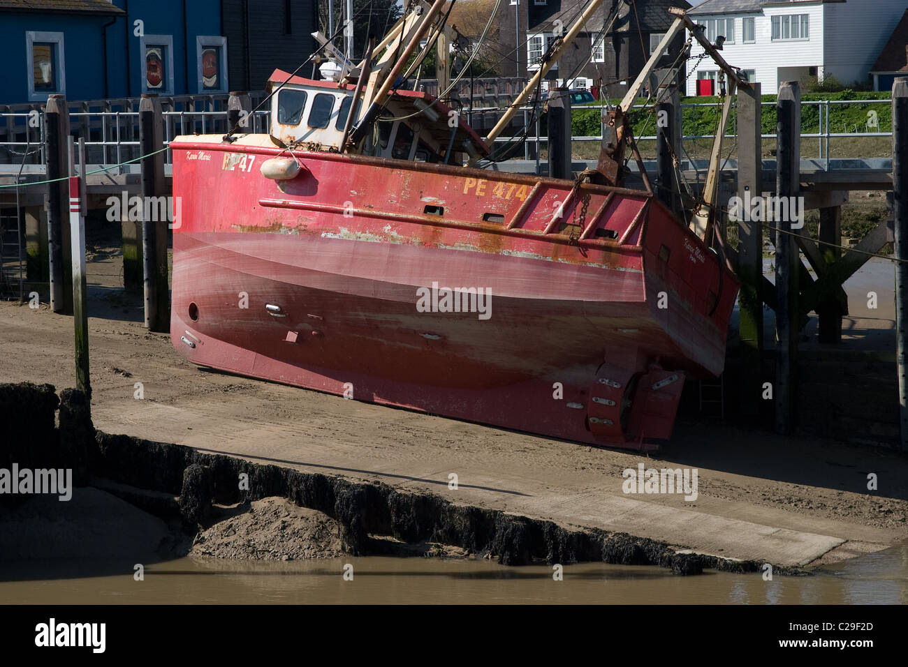 slipway moored commercial fishing boat low tide Stock Photo - Alamy