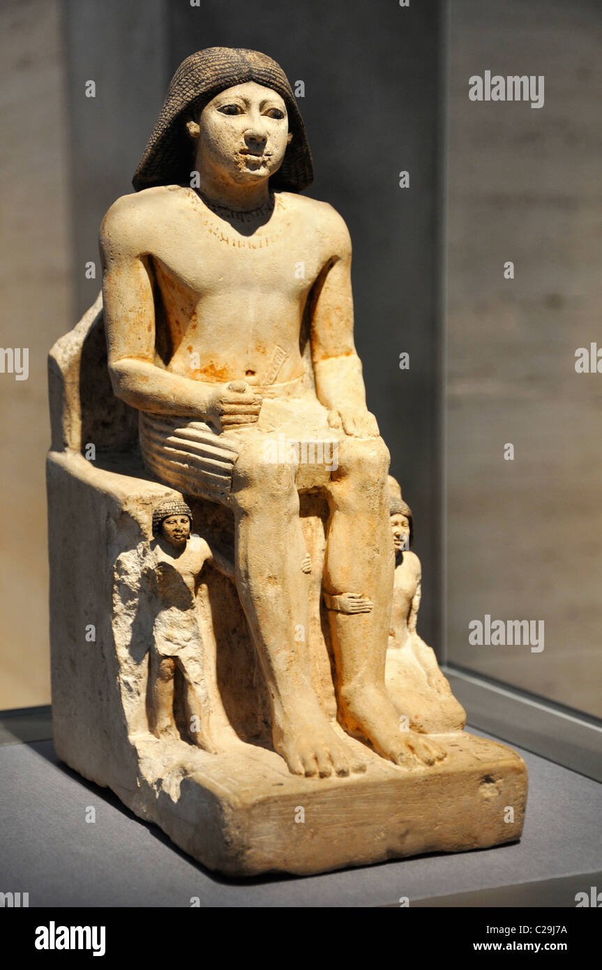 Group Statue of Ka-nefer and His Family, c. 2465–2323 BC Egypt, Saqqara, Old Kingdom, 5th Dynasty Stock Photo