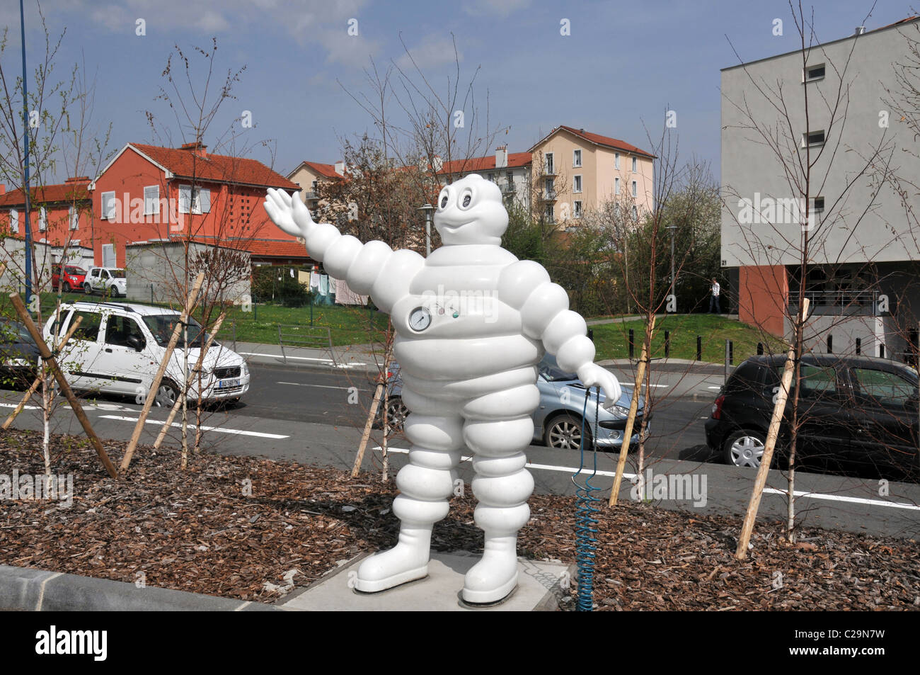 Sculpture en résine du Bibendum Michelin sur une aire auto…