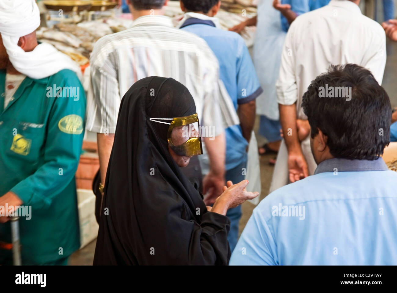 Dubai veiled woman hi-res stock photography and images - Alamy