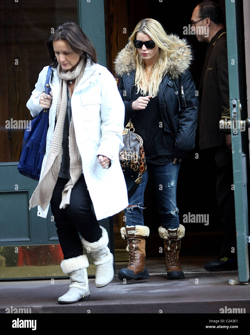 Jessica Simpson sporting a Louis Vuitton handbag, goes to visit her sister  Ashlee in her apartment New York City, USA Stock Photo - Alamy