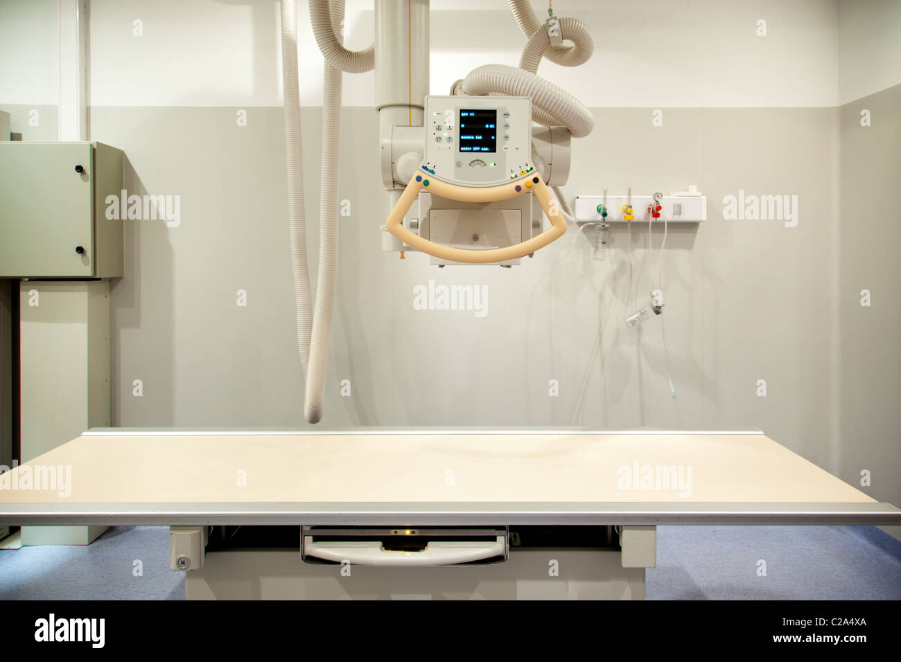 An empty x-ray room with an x-ray machine and table Stock Photo - Alamy