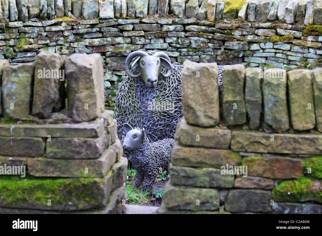 Metal sheep and lamb sculpture hi-res stock photography and images - Alamy