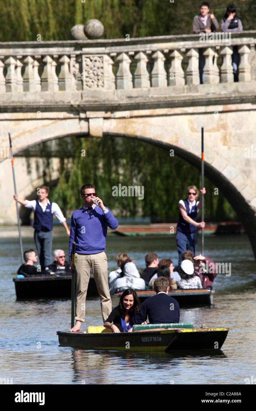 PUNTING ON RIVER CAM CAMBRIDGE IN THE SPRING Stock Photo
