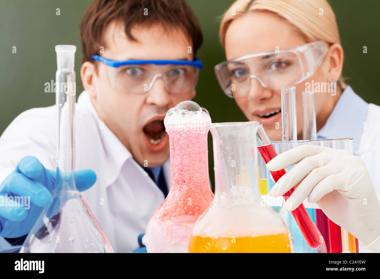 Лаборант в университете. Каково быть химиком. Химики в лаборатории. Студенты химики. Химиков 2.