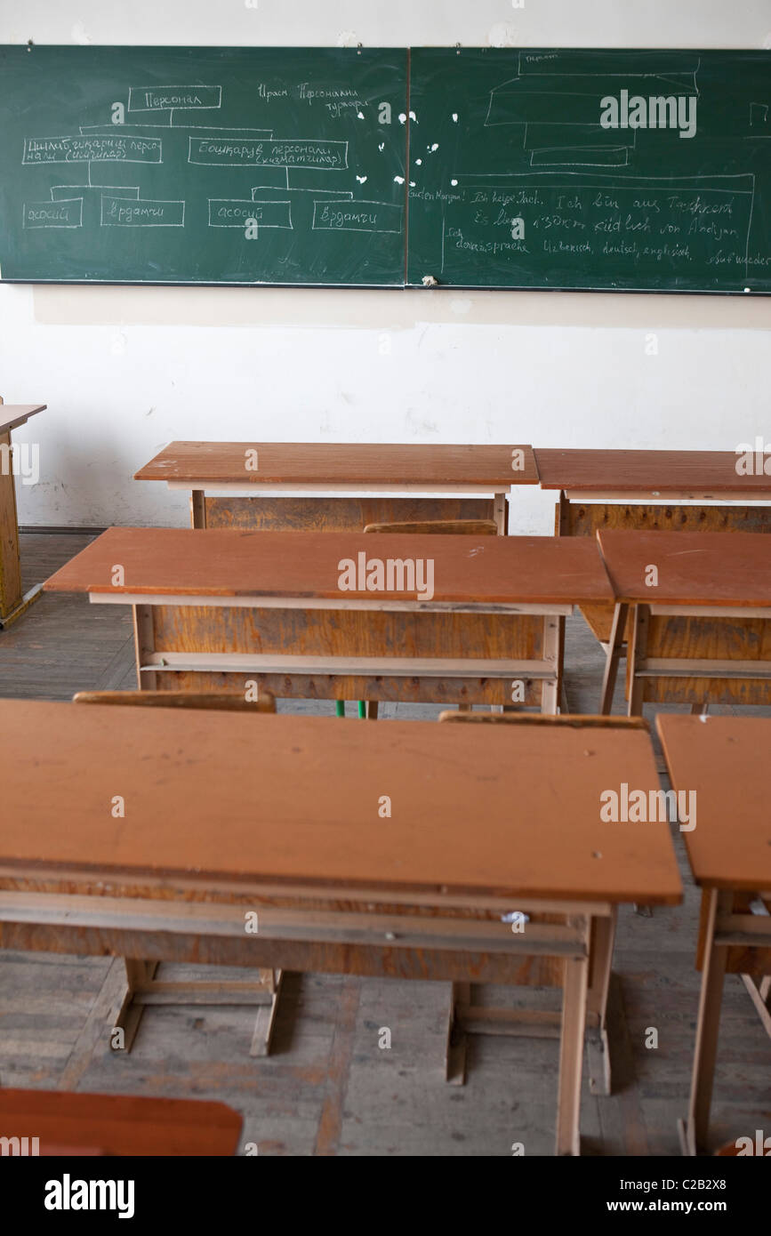 Row of empty school desks hi-res stock photography and images - Alamy