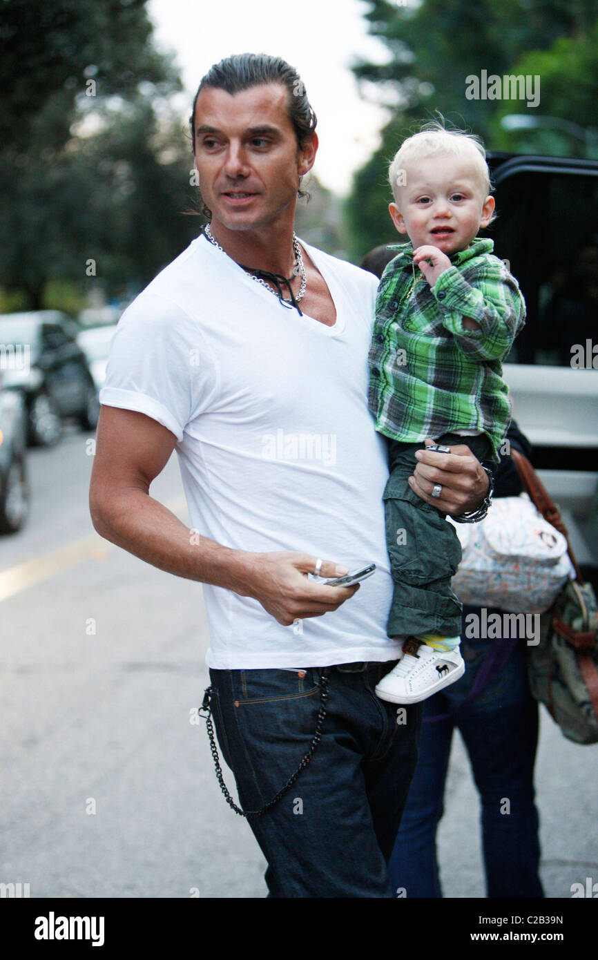 Gavin Rossdale and son Zuma Rossdale at Beverly Hills park Los Angeles(01)