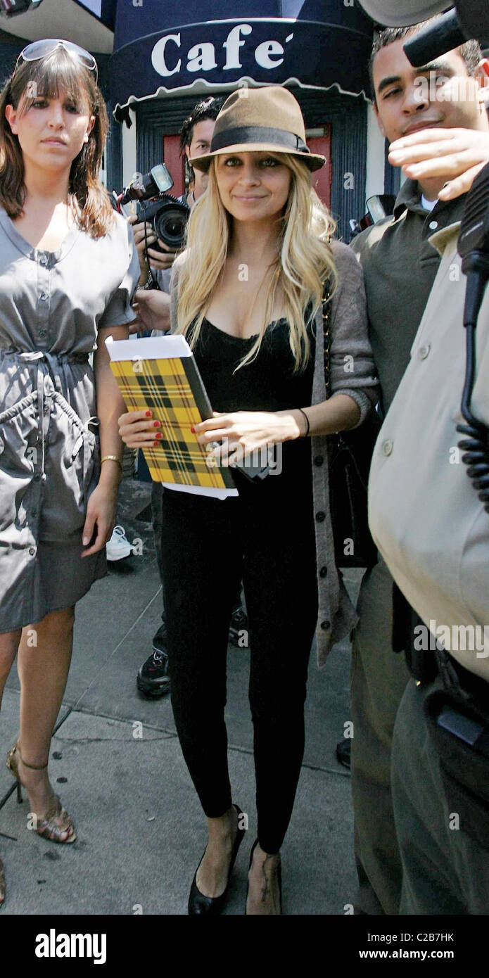 * RICHIE BEGINS JAIL SENTENCE Pregnant NICOLE RICHIE has checked into