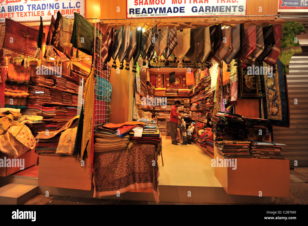 Oman market fabric tourist hires stock photography and images Alamy