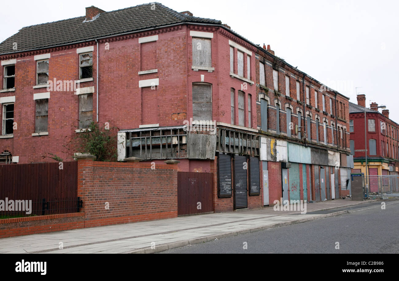 Boarded-up shops await redevelopment in Toxteth, Liverpool Stock Photo