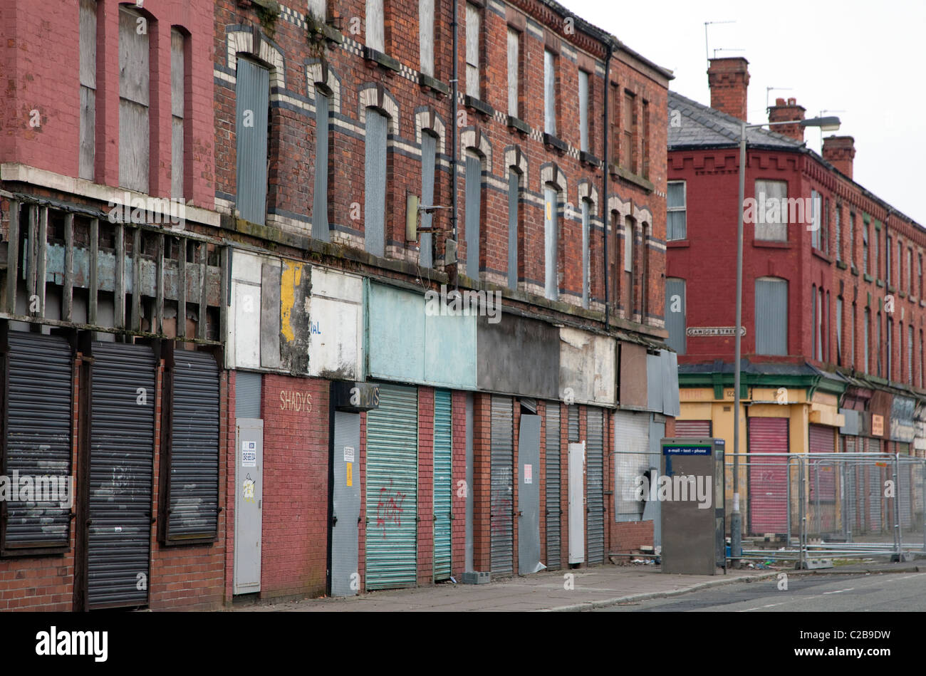 Boarded-up shops await redevelopment in Toxteth, Liverpool Stock Photo