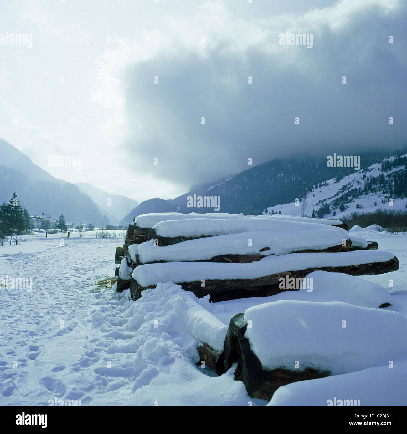 Alpenlandschaft, Schneelandschaft, zugeschneiter Holzstapel, Tinizona-Rona, Graubuenden, Schweiz Stock Photo